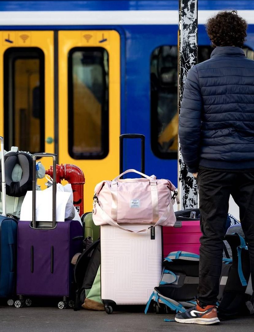 Mensen wachten op trein