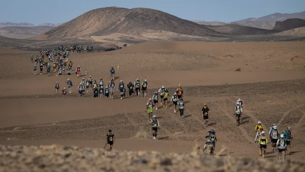 Lopers tijdens woestijnmarathon in Marokko
