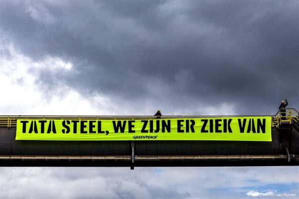 Omwonenden Tata Steel in actie voor schone lucht: 'We zijn er ziek van'