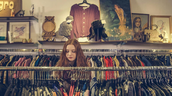 Meisje in een vintage winkel