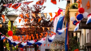 Thumbnail voor Koningsdag in cijfers: 2 op de 10 Nederlanders hangen de vlag uit (en andere feestdagfeiten)