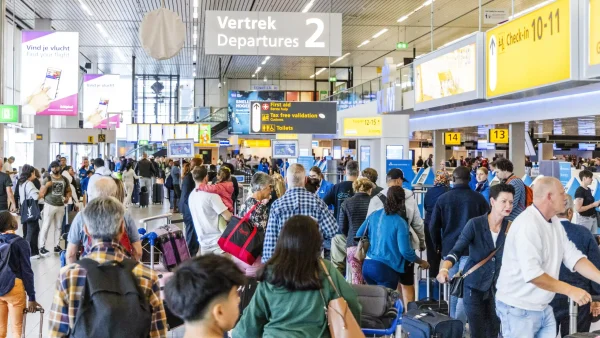 Schiphol bereidt reizigers voor op drukke meivakantie