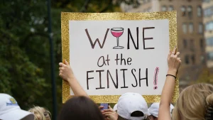 Thumbnail voor 'Don't try this at home': Brit proeft 25 wijnen in marathon van Londen en komt lachend over de streep