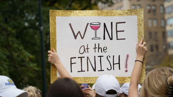 'Don't try this at home': Brit proeft 25 wijnen in marathon van Londen en komt lachend over de streep