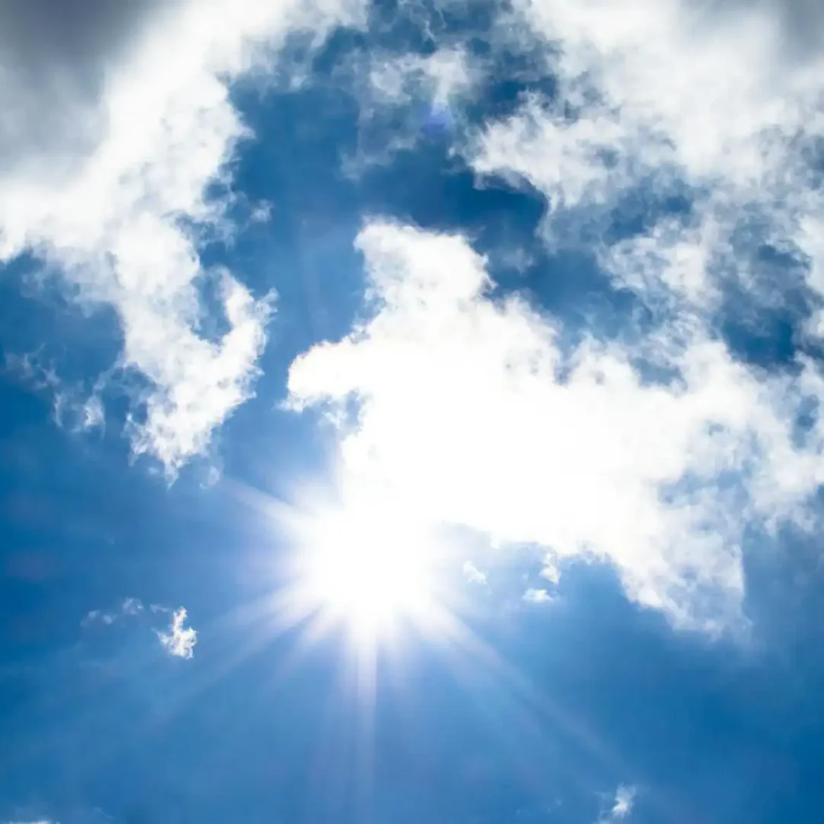 Zon komt achter de wolken vandaan
