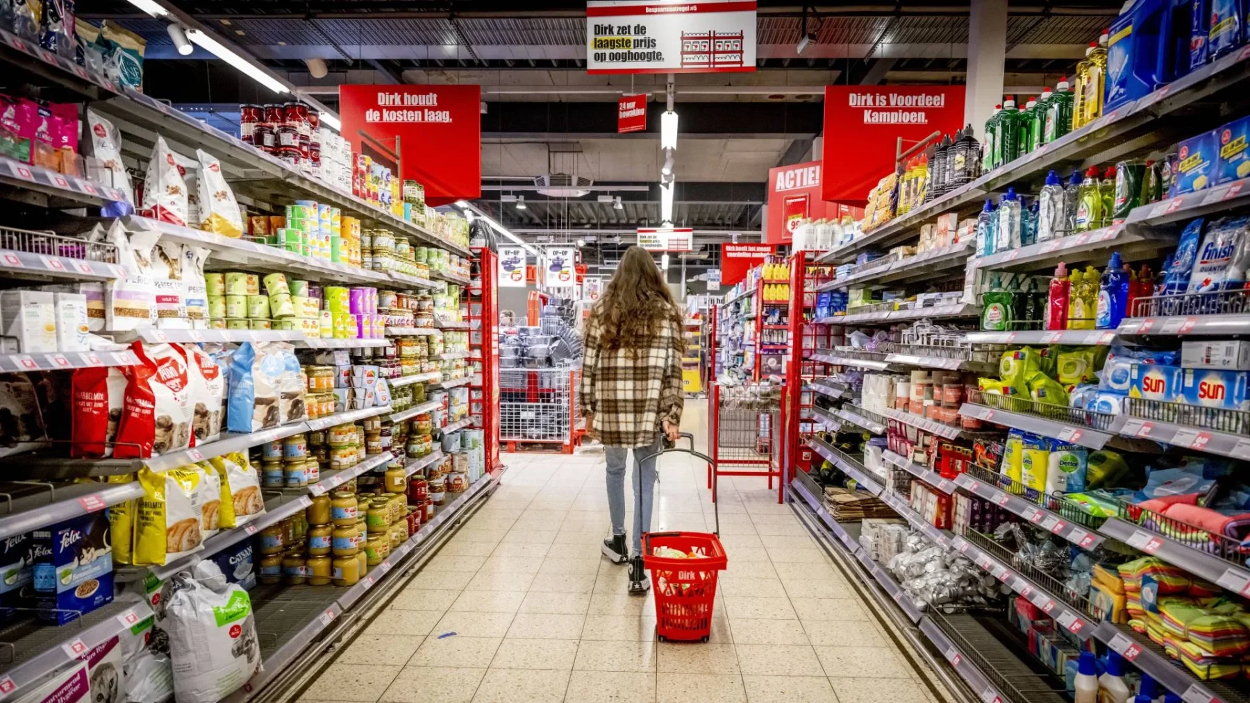Vrouw loopt in Supermarkt Dirk