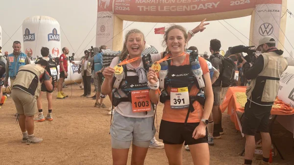 Isabel en Charlotte rennen ultramarathon van 252 kilometer dwars door de woestijn: ‘Mét onze hele uitrusting op de rug’