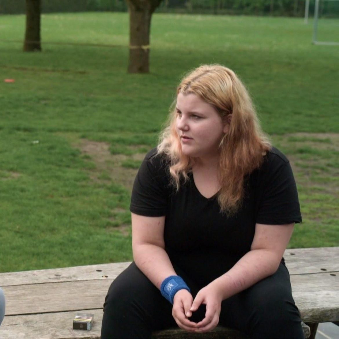 Lloyd (15) praat met Ewout Genemans in 'De Jeugdkliniek Als niets meer werkt' over beeldschermverslaving