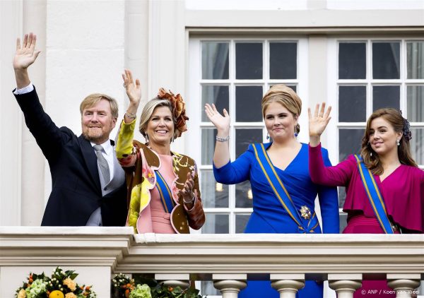 De leden van het koningshuis zwaaiend op het balkon