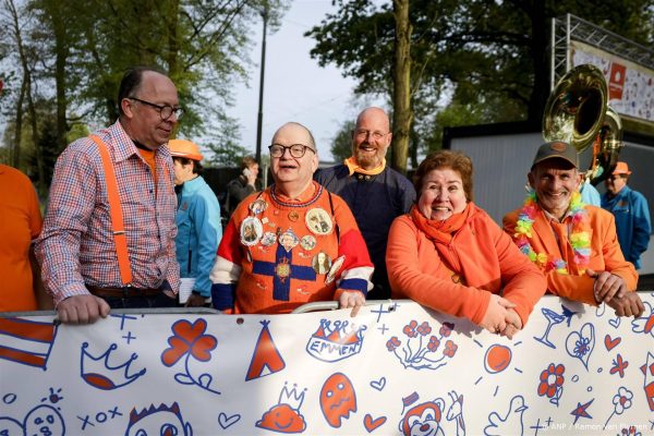 Eerste oranjefans langs de koninklijke route in Emmen en felicitaties van Mark Rutte