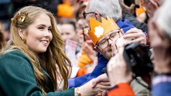 Prinses Amalia tijdens Koningsdag in Emmen