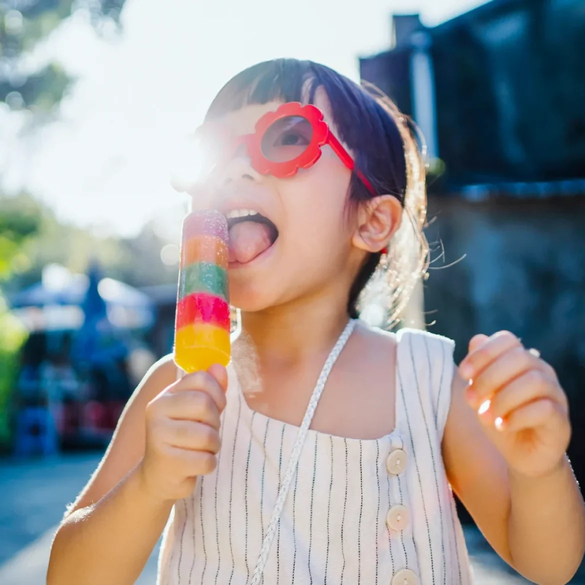 Kindje met ijsje in zomers weer