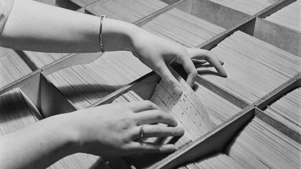 Handen gaan door een archief, 1944, ter illustratie