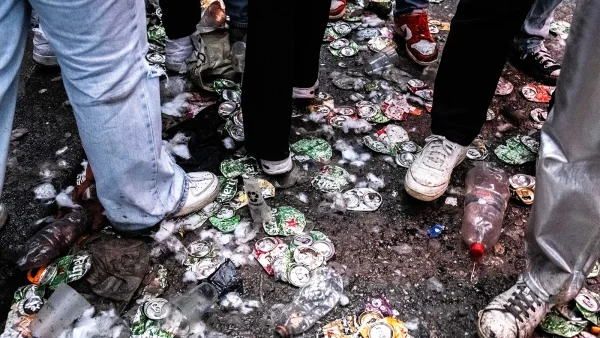 Blikjes op de grond tijdens Koningsnacht