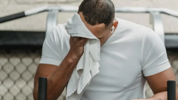 Zwetende man in de sportschool