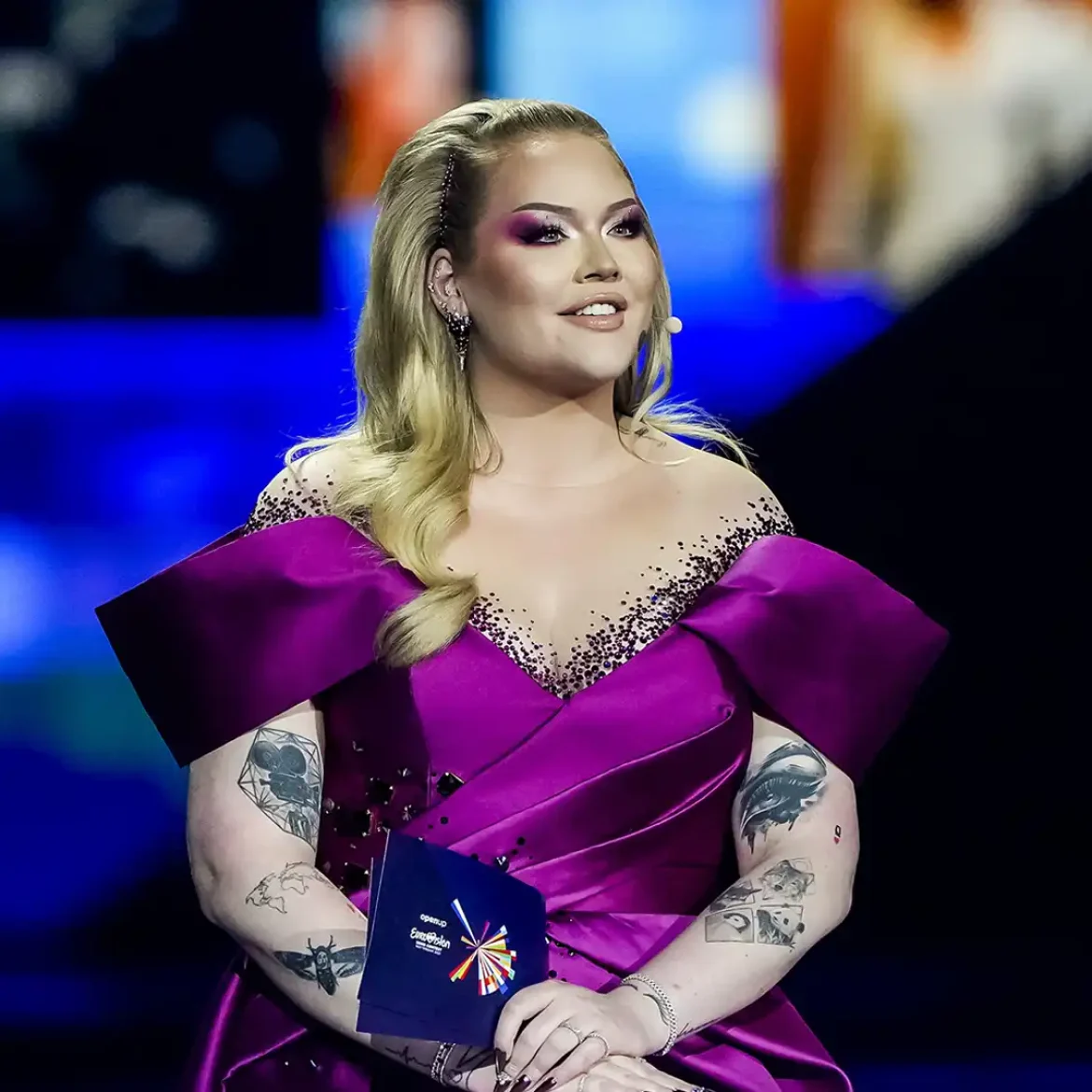 Presentator Nikkie de Jager tijdens de finale van het Eurovisie Songfestival 2021