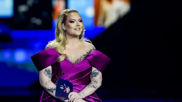 Presentator Nikkie de Jager tijdens de finale van het Eurovisie Songfestival 2021