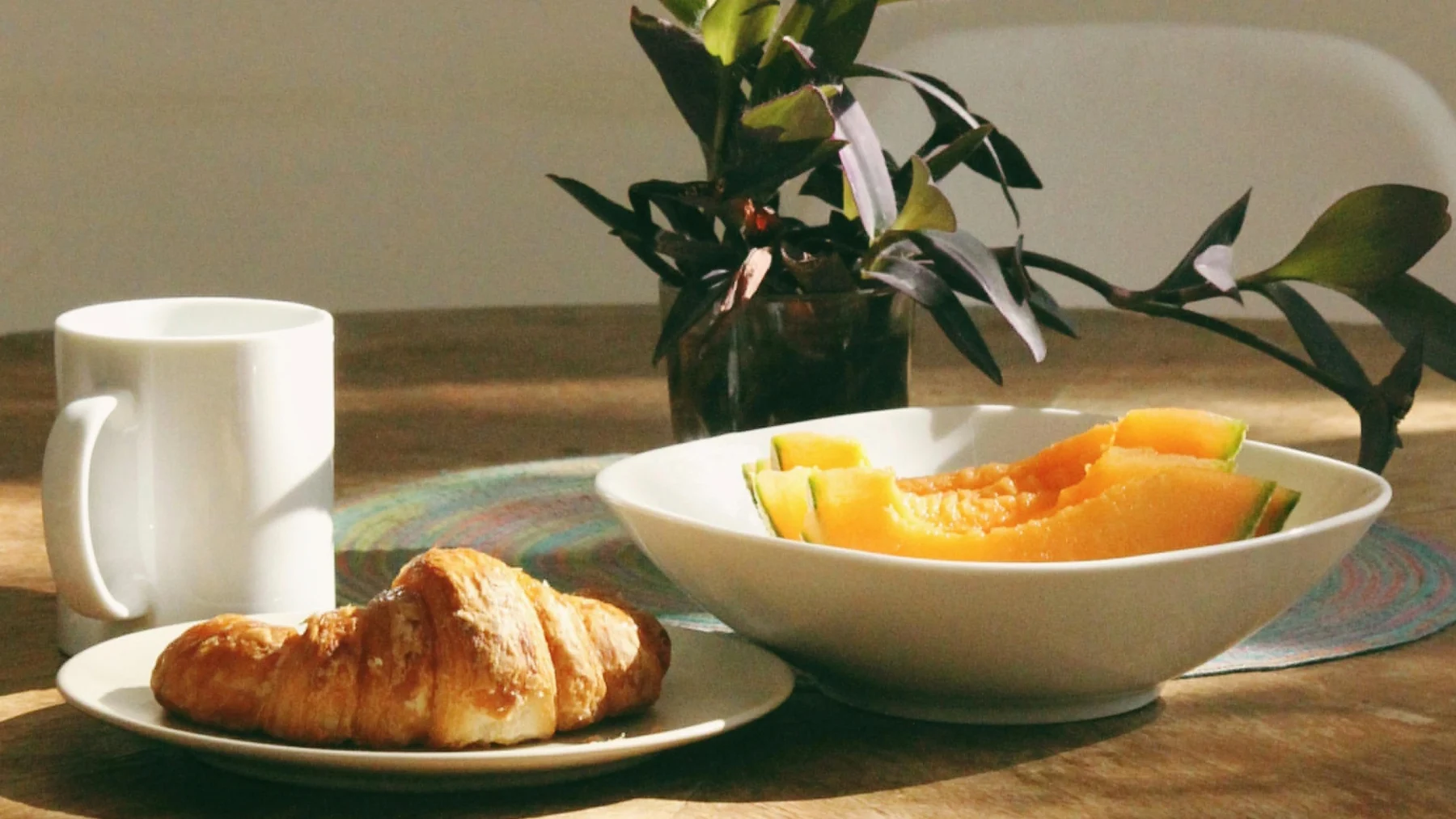 Croissant, mok en meloen, snelcursus goed ontbijten