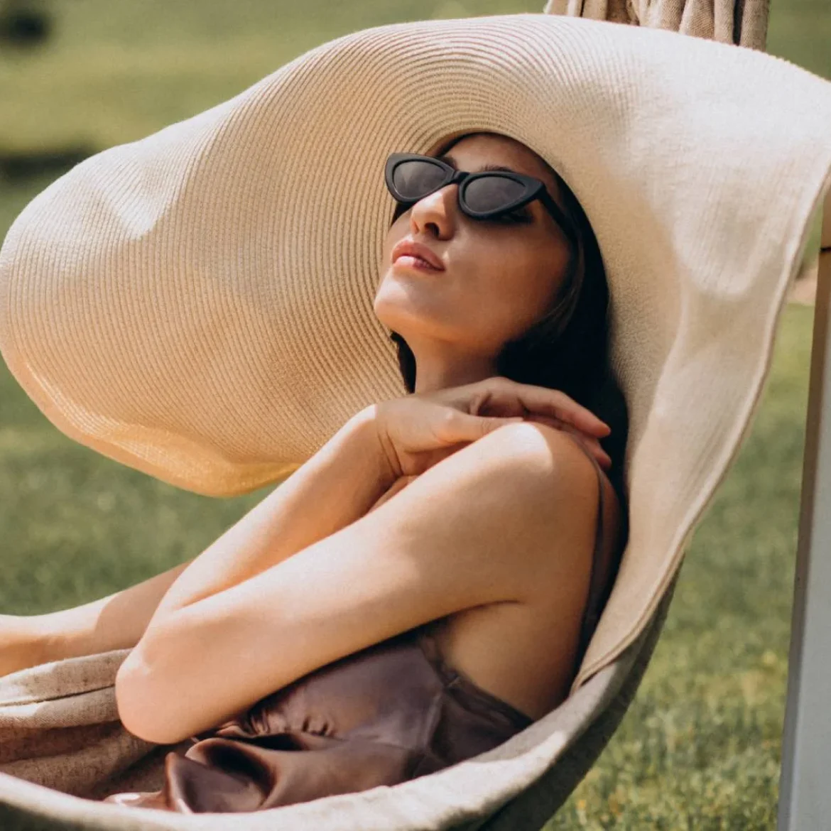 vrouw geniet van de zon zonkracht