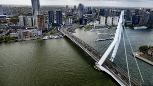 Thumbnail voor Hoge nood op Erasmusbrug: bevallende vrouw stuit op dichte slagbomen, maar dít plan brengt redding