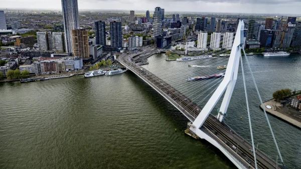 De Erasmusbrug in Rotterdam