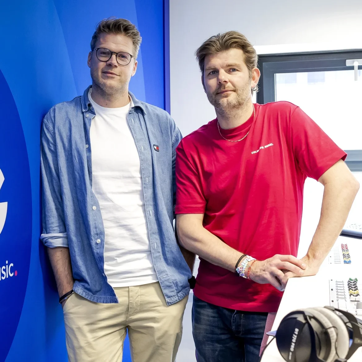 Coen Swijnenberg en Sander Lantinga in de studio van radiozender JOE