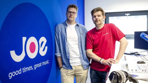 Coen Swijnenberg en Sander Lantinga in de studio van radiozender JOE