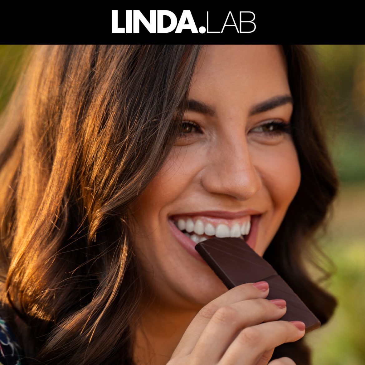 Vrouw eet chocolade