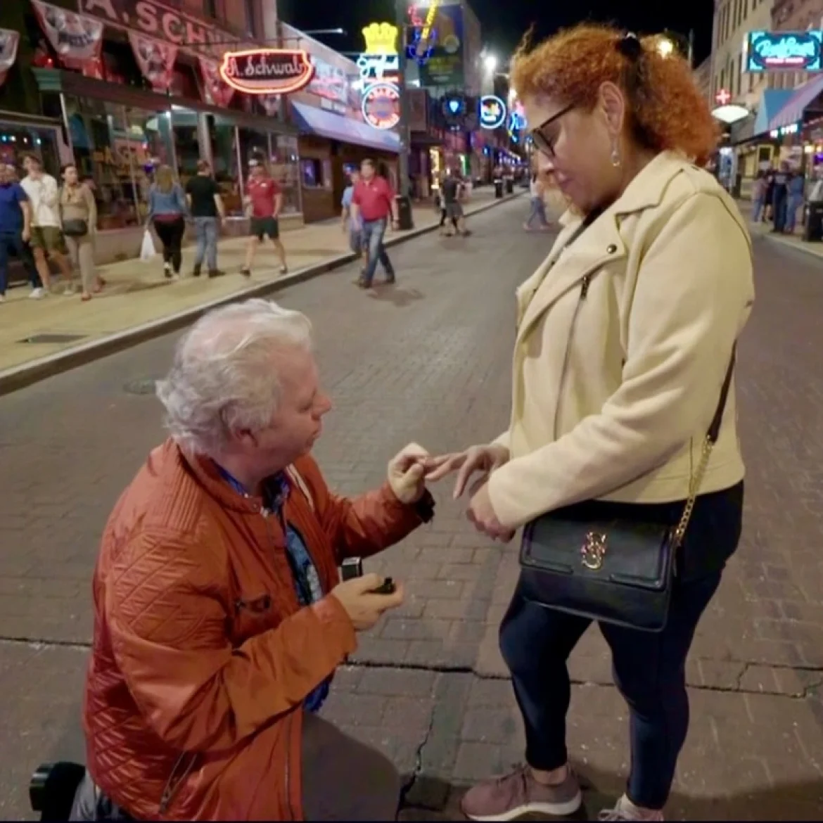 Wim doet Bella nog een aanzoek in Steenrijk straatarm