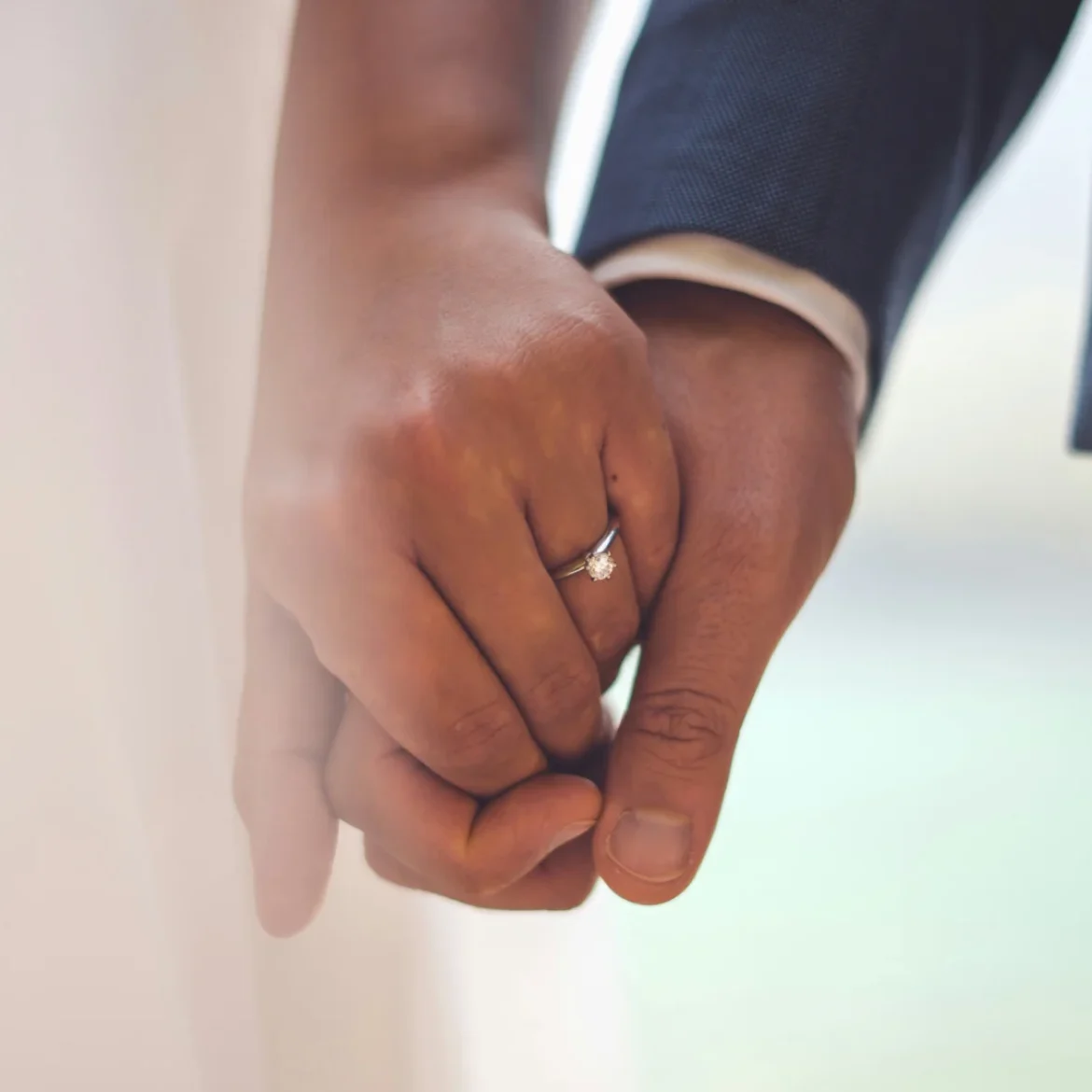 Man en vrouw houden hand vast, ze trouwen