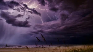 Thumbnail voor Code geel voor delen van Nederland: onweer, buien en zware windstoten verwacht