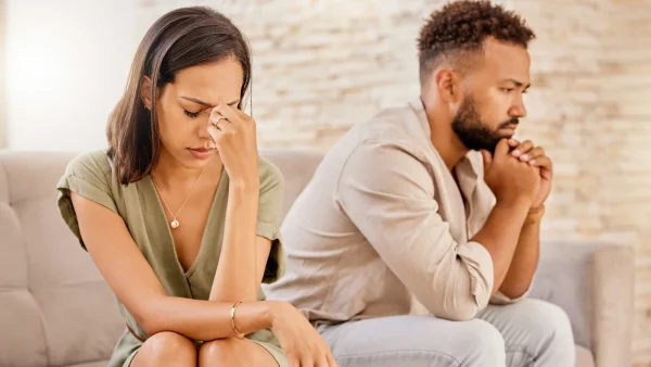 Man en vrouw hebben moeite met onderhouden van de relatie