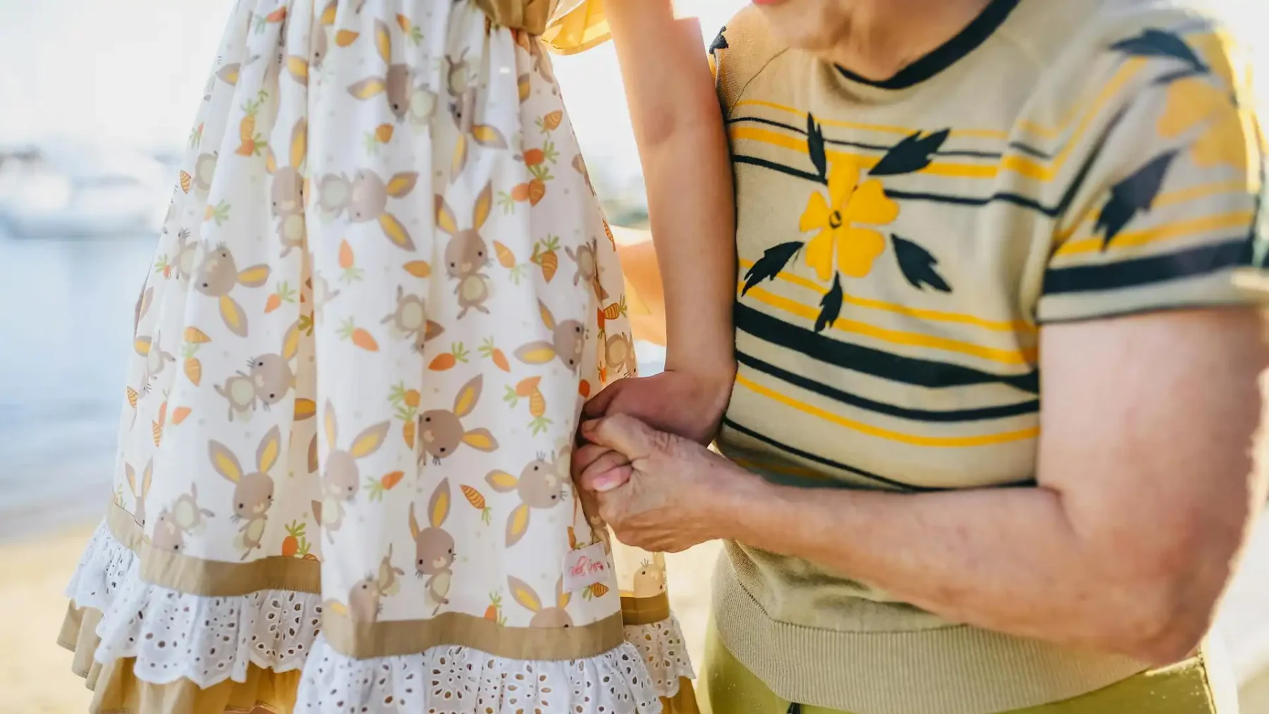 Oude vrouw hand in hand met klein meisje