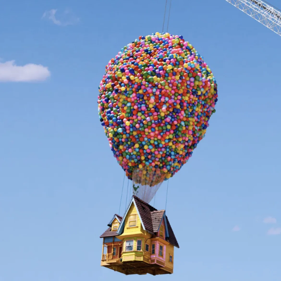 Vliegende huis van Up met ballonnen