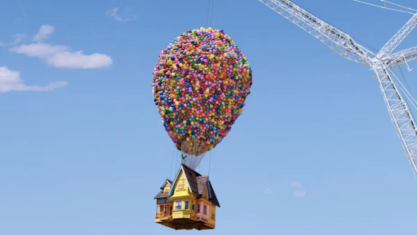 Vliegende huis van Up met ballonnen