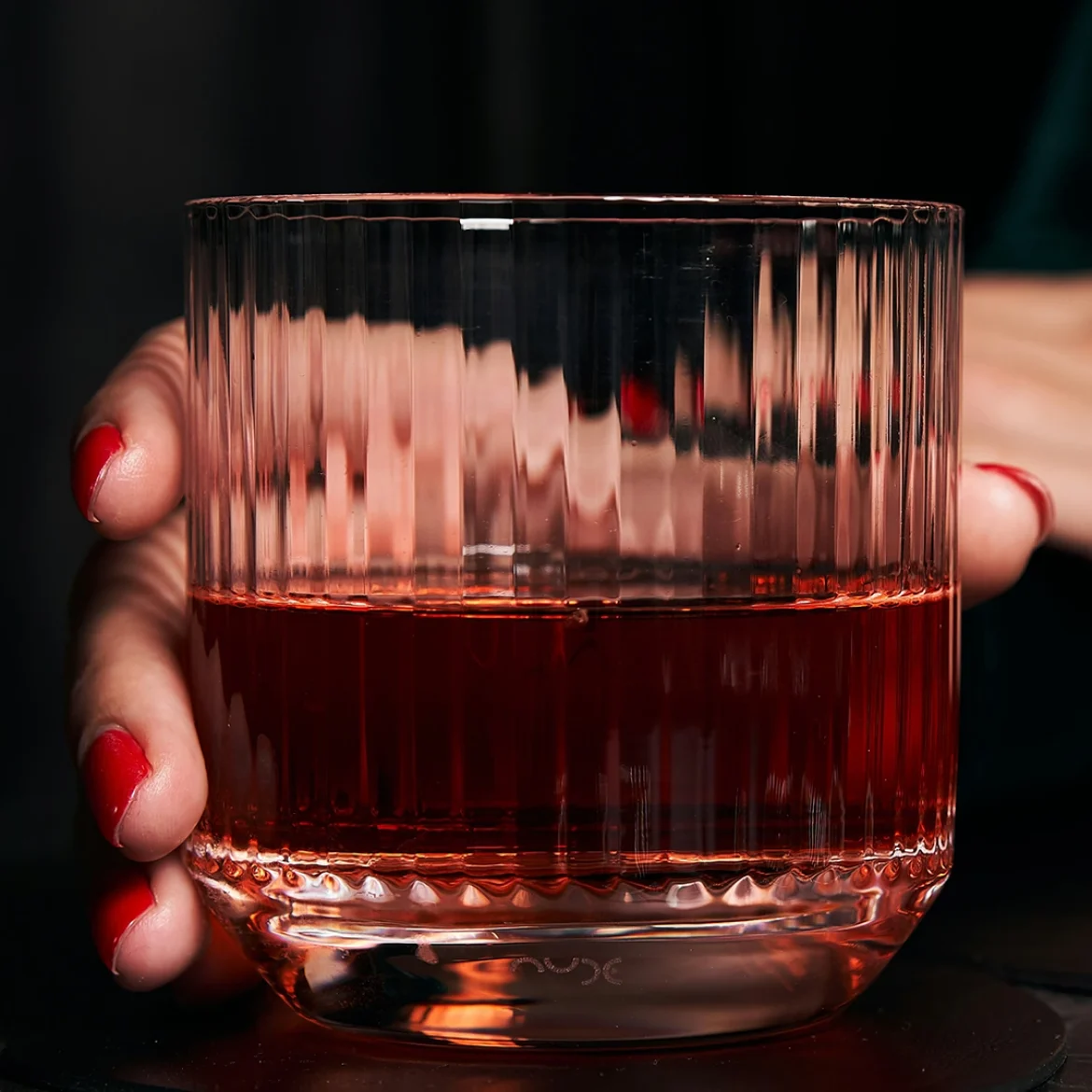 vrouw houdt drankje vast | selina pakte haar schoonzus terug met vlooien