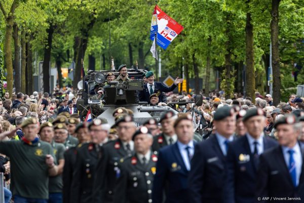 WO II-veteranen voorop in Vrijheidsdefilé, ruim 1700 deelnemers