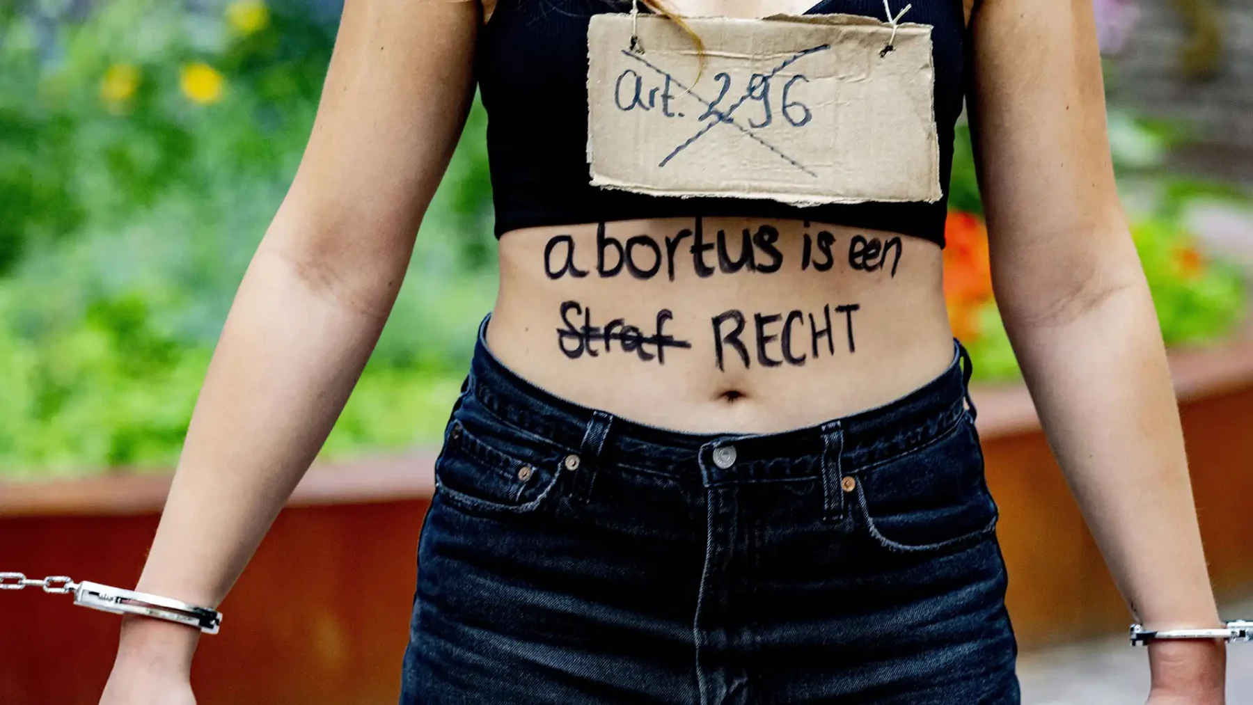 Vrouw met 'Abortus is een recht' op haar buik geschreven tijdens een demonstratie voor vrouwenrechten