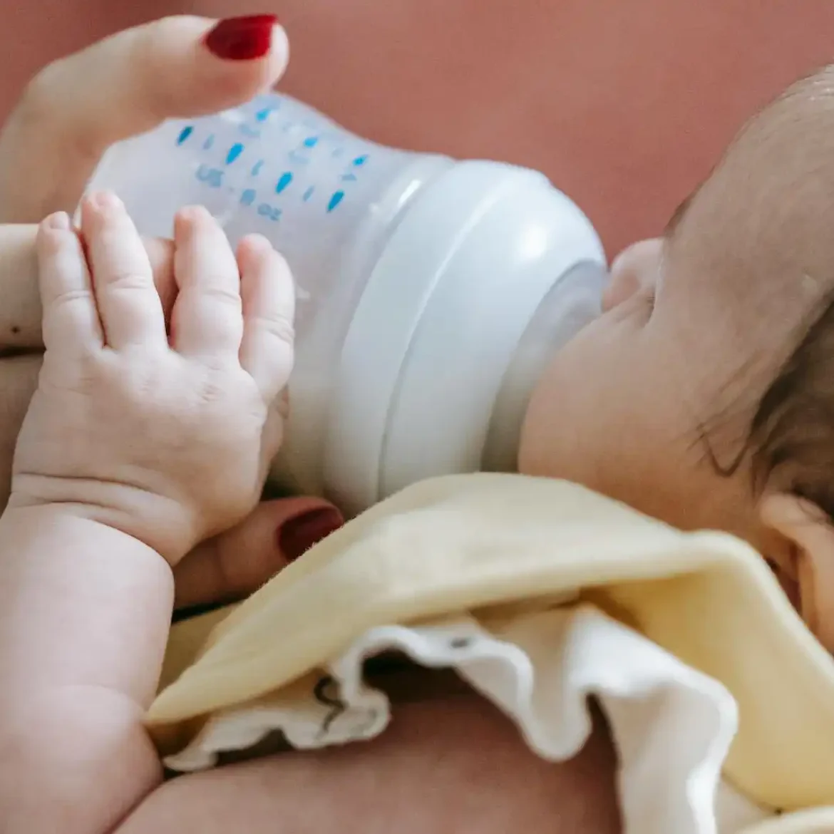 Baby krijgt fles in plaats van borstvoeding
