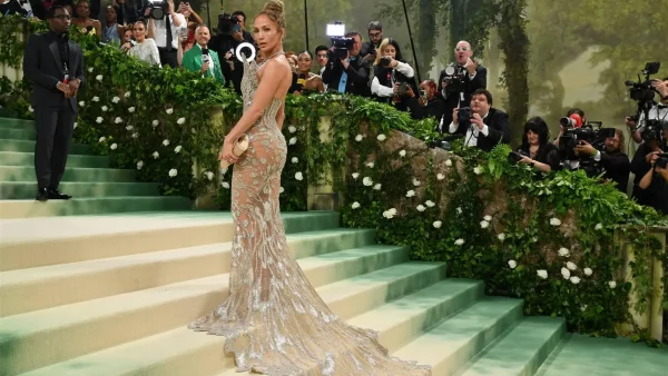 Jennifer Lopez in jurk tijdens Met Gala