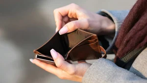 Thumbnail voor Steeds meer jongeren in de schulden: 'Zelfs het simpele ‘geef niet meer uit dan binnenkomt’ krijgen ze niet van huis uit mee'