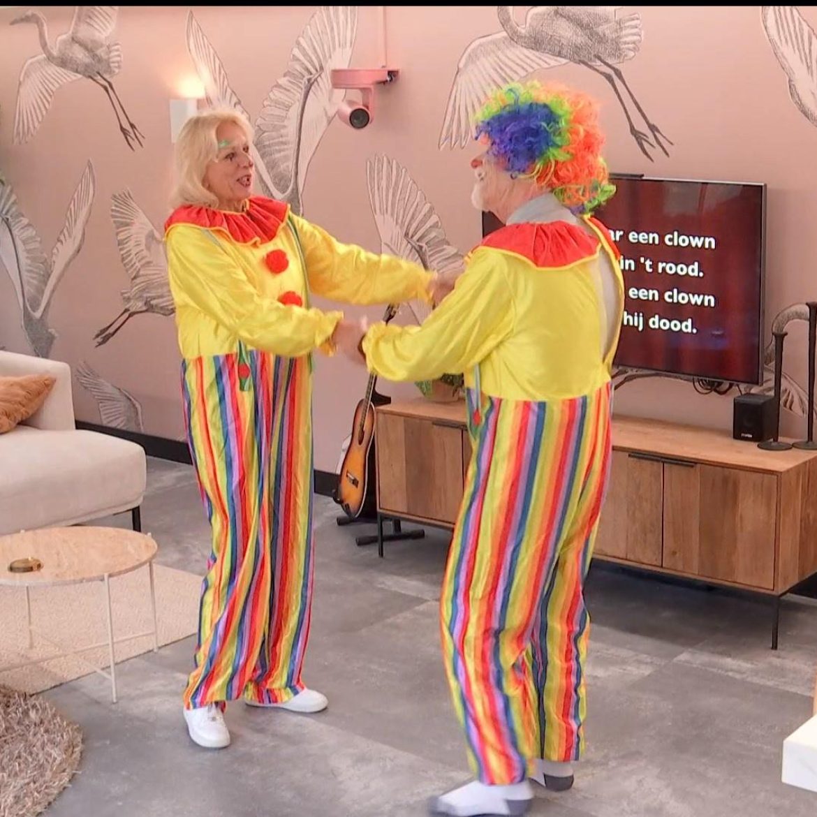 Inge en Anthony zijn geschminkt en verkleed als clown in 'LLDL'
