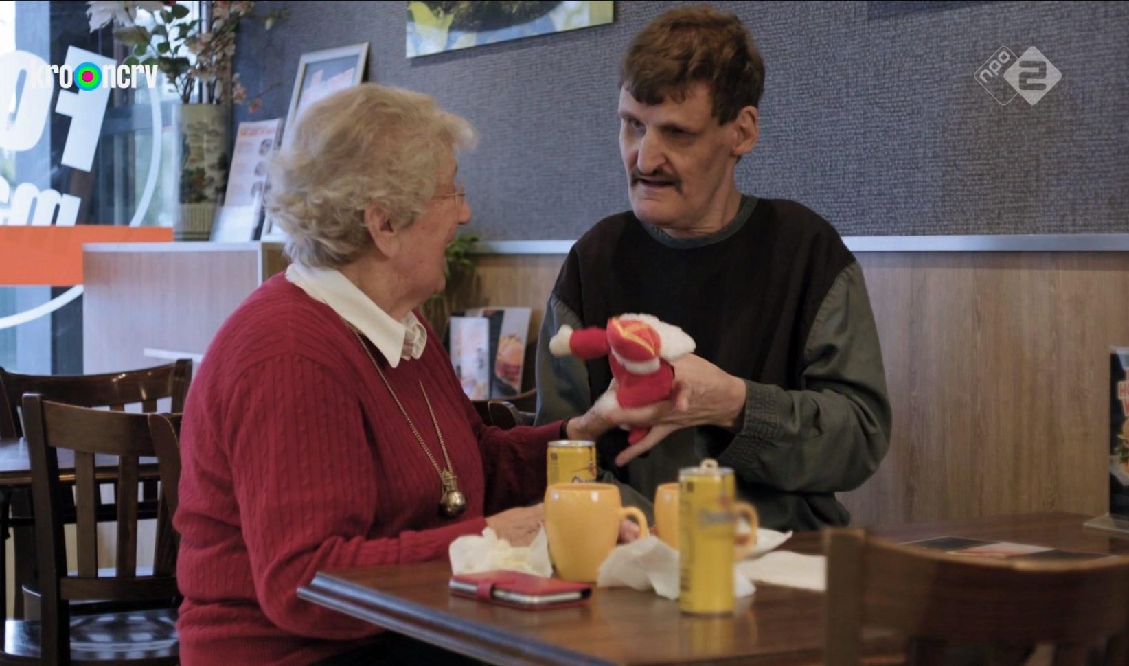 Tineke en Job zitten in de snackbar in '2Doc: Moederhart'