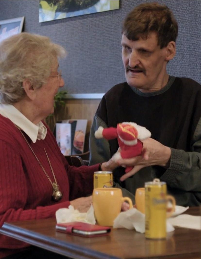 Tineke en Job zitten in de snackbar in '2Doc: Moederhart'