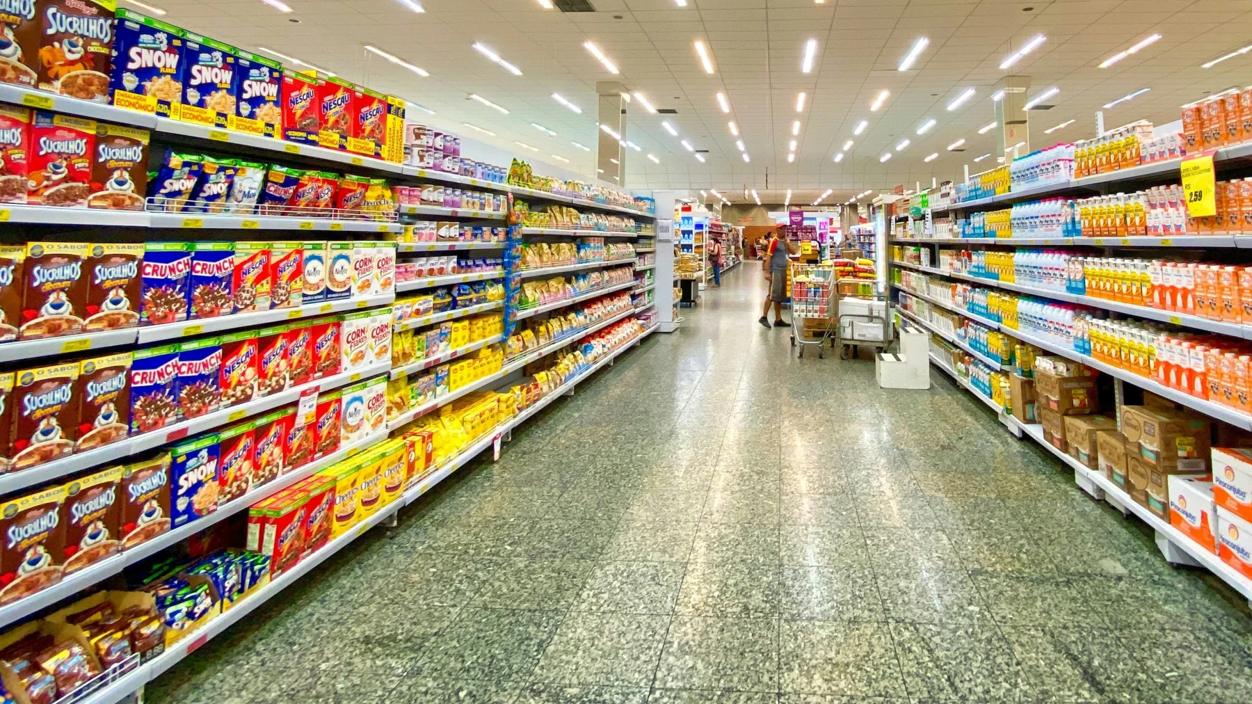 Supermarkt gang met schappen