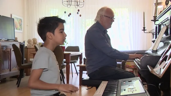 Rayen en muziekleraar Eric Schulp aan het zingen