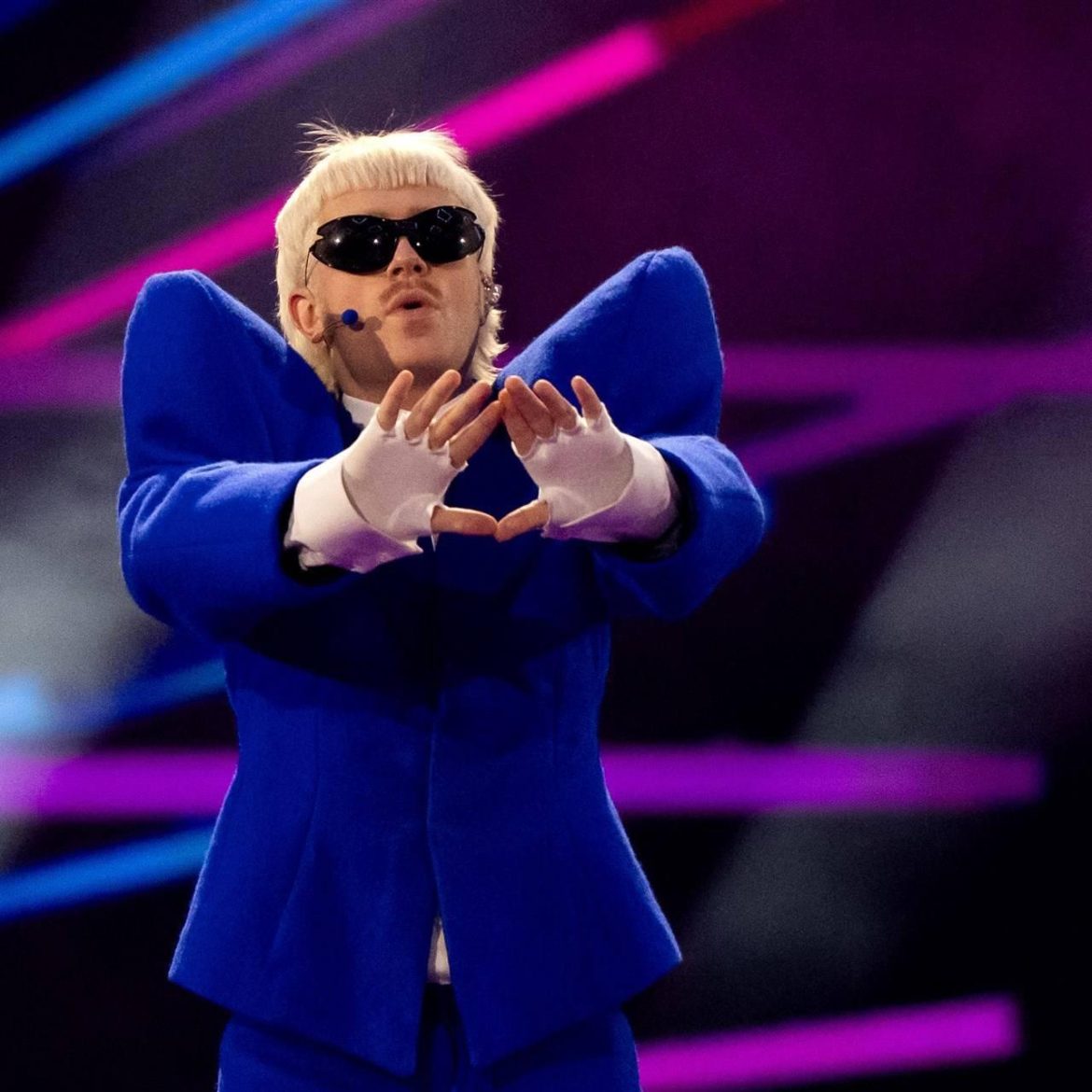 Songfestivalbaas deelt Nederlandse jurypunten uit onder luid boegeroep