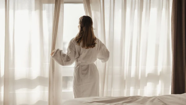 Vrouw in hotel