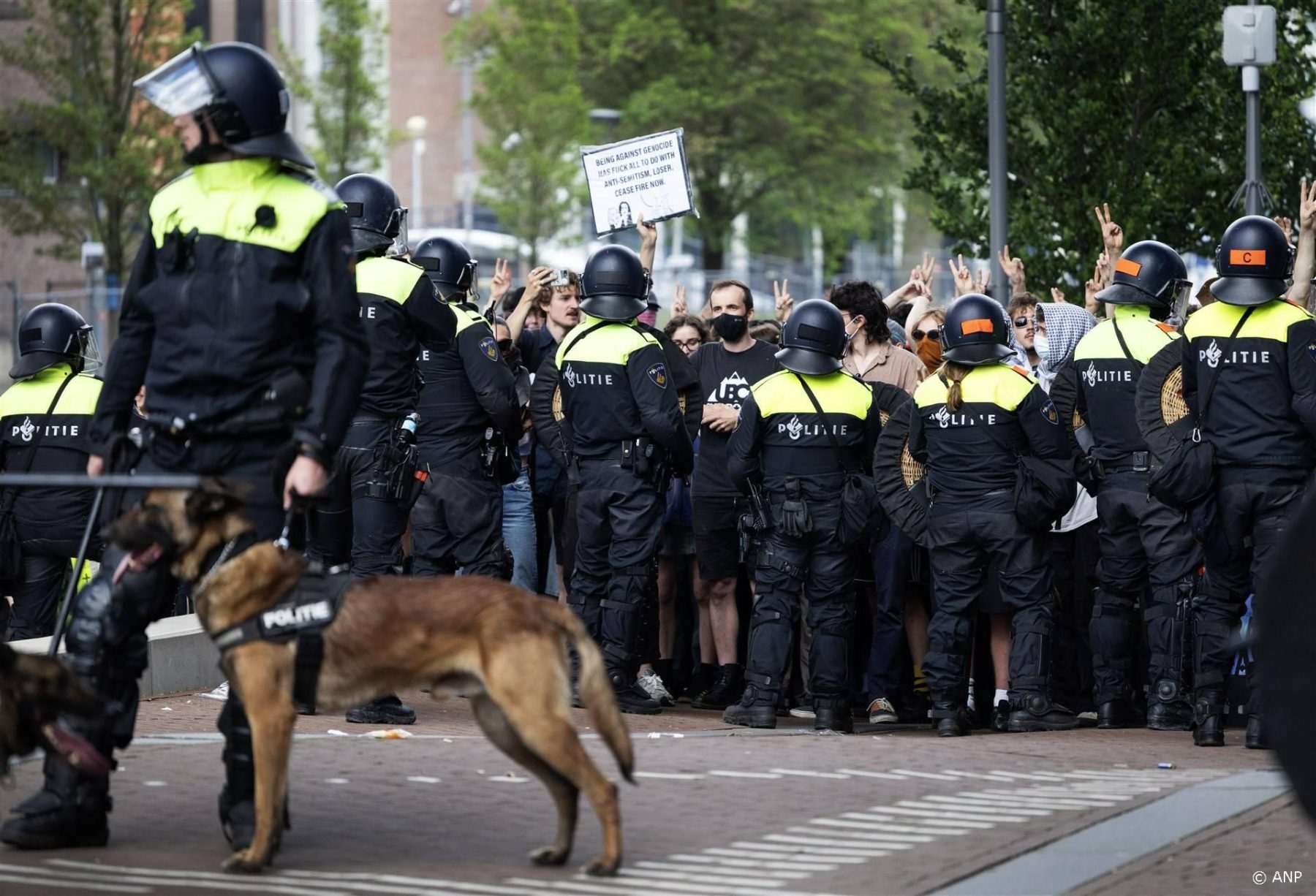 Honderden demonstranten betreden UvA-gebouw Roeterseilandcampus