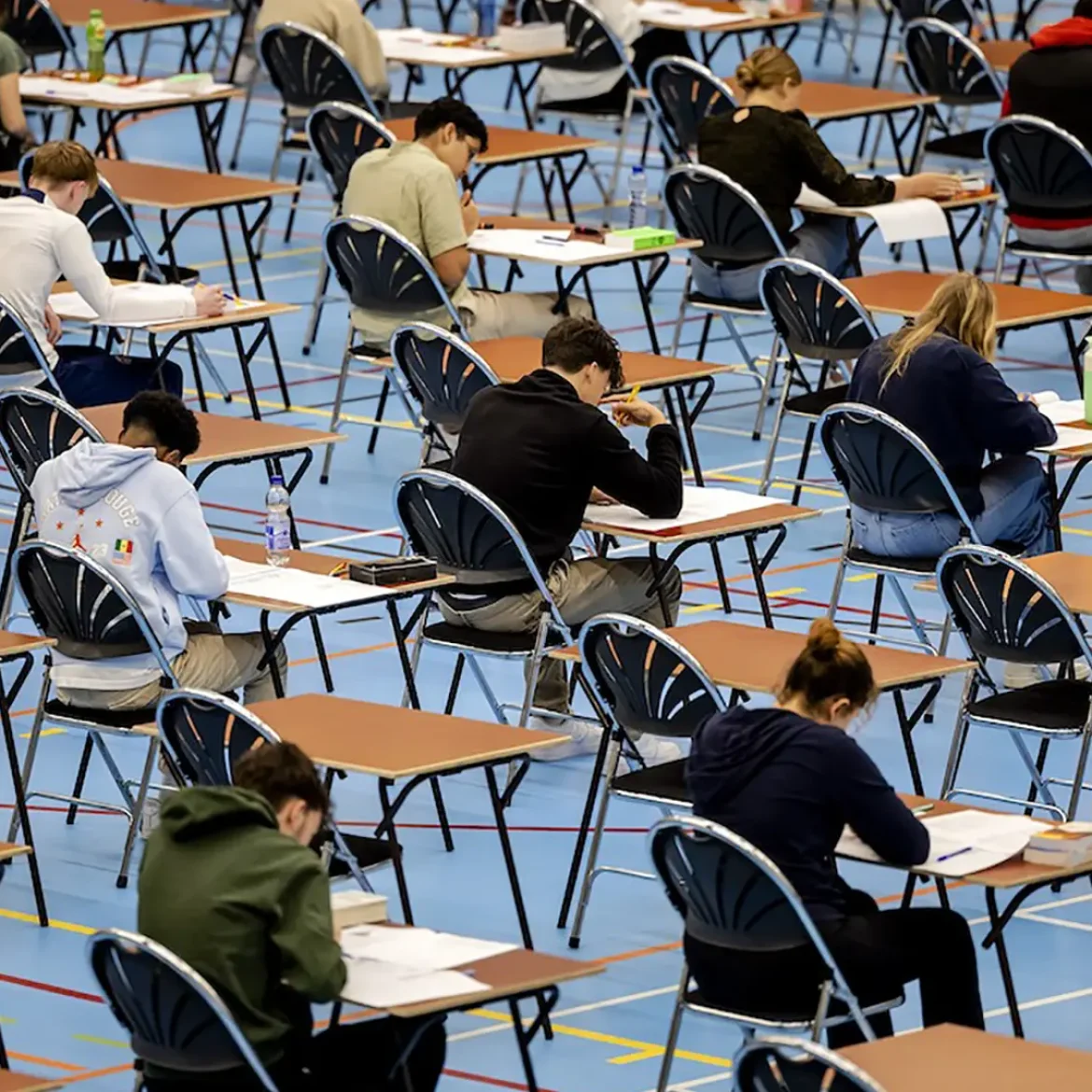 Scholieren maken aangepaste examens